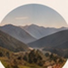Vallée de montagnes dans la lumière du matin