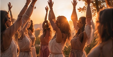 Femmes bras levés face au soleil couchant
